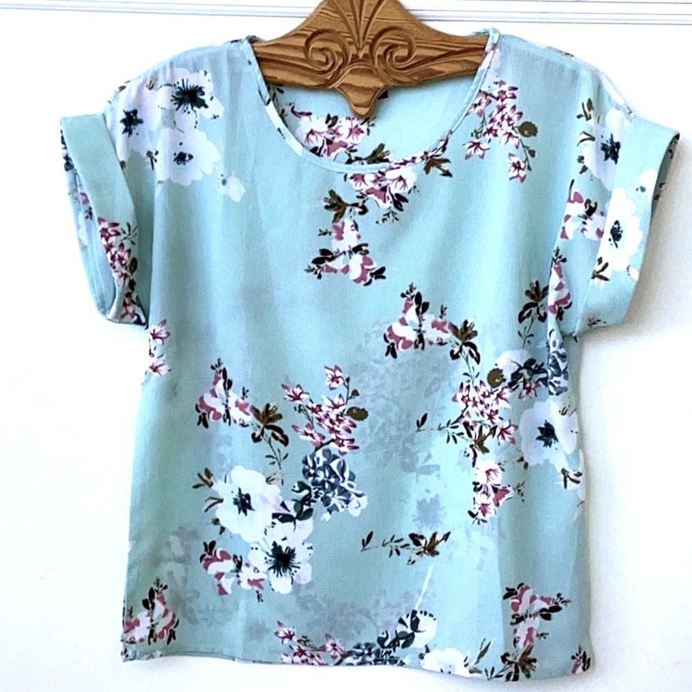 SHEIN Short Sleeved Tee Size Small US 4